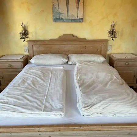 Neukirchner Hof Bed & Breakfast 3*